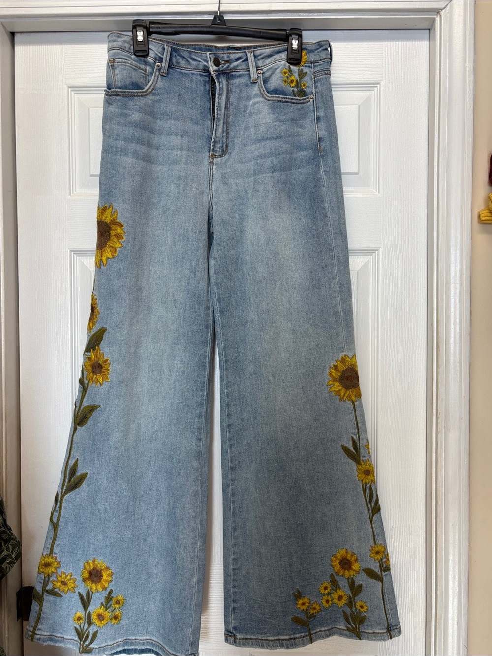 Oli & Hali Light Wash Women's Wide-Leg Jeans with Sunflower Embroidery M